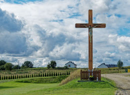 Przydrożny krzyż drewniany. Ugoszcz, gmina Studzienice. powiat bytowski, woj.pomorskie.