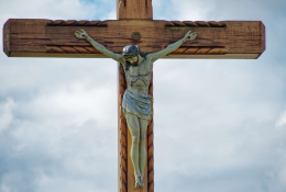 Fragment przydrożnego krzyża drewnianego. Ugoszcz, gmina Studzienice. powiat bytowski, woj.pomorskie.