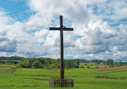 Przydrożny krzyż drewniany, skrzyżowanie Bytowskiej i Osiedlowej. Ugoszcz, gmina Studzienice. powiat bytowski, woj.pomorskie.