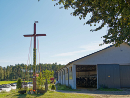 Krzyż drewniany stojący na skraju wsi. Krównia (kaszub. Krówniô), gmina Brusy. powiat chojnicki, woj.pomorskie.