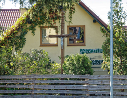 Krzyż drewniany stojący przy ulicy Nad Brdą. Męcikał, gmina Brusy. powiat chojnicki, woj.pomorskie.