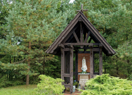 Przydrożna kapliczka drewniana z figurą Matki Bożej Fatimskiej. Przymuszewo, gmina Brusy. powiat chojnicki, woj.pomorskie.