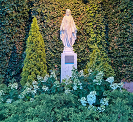Figura Matki Bożej obok Instytutu Teologicznego Archidiecezji Gdańskiej. Gdynia, powiat gdynia, woj. pomorskie.