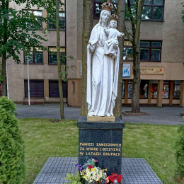 Figura Matki Bożej obok bazyliki NMP Królowej Polski. Gdynia, powiat gdynia, woj. pomorskie.