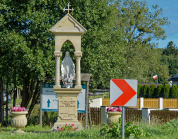 Kapliczka murowana z figurą Matki Bożej, 2021 r. Przewłoka, gmina Ustka. Powiat słupski, woj. pomorskie.