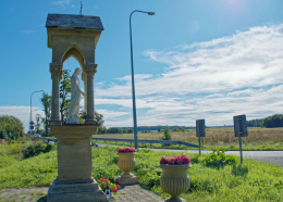 Przydrożna kapliczka z figurą Matki Bożej, Ufundowana w 2021 r. przez mieszkańców Przewłoki. Przewłoka, gmina Ustka. Powiat słupski, woj. pomorskie.