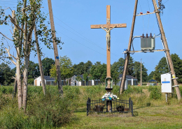 Przydrożny krzyż drewniany z kapliczką. Smołdziński Las, gmina Smołdzino. powiat słupski, woj.pomorskie.