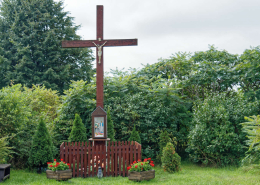 Przydrożny krzyż drewniany z kapliczką. Smołdziński Las, gmina Smołdzino. Powiat słupski, woj. pomorskie.