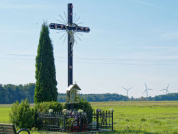 Przydrożny krzyż drewniany z kapliczką, stojący w pobliżu pałacu Świecichowo. Świecichowo, gmina Damnica. powiat słupski, woj.pomorskie.