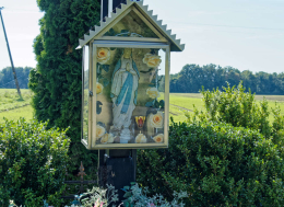 Kapliczka oszklona na krzyżu przydrożnym. Świecichowo, gmina Damnica. powiat słupski, woj.pomorskie.