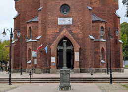 Krzyż kamienny obok kościoła Najświętszego Zbawiciela. Ustka. powiat słupski, woj.pomorskie.
