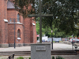 Non Omis Moriar. Krzyż kamienny, 2021 r. Ustka. powiat słupski, woj.pomorskie.