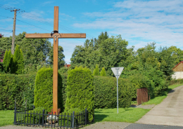 Przydrożny krzyż drewniany. Wytowno, gmina Ustka. Powiat słupski, woj. pomorskie.