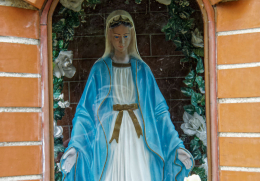 Fragment kapliczki stojącej obok kościoła pw. św. Franciszka z Asyżu. Wytowno, gmina Ustka. Powiat słupski, woj. pomorskie.