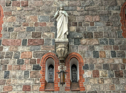 Figura Jezusa na ścianie kościoła. Sopot, powiat sopot, woj. pomorskie.