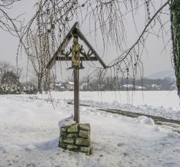 Przydrożna krzyż z figurą Chrystusa Frasobliwego. Jaworze, gmina Jasienica, powiat bielski.