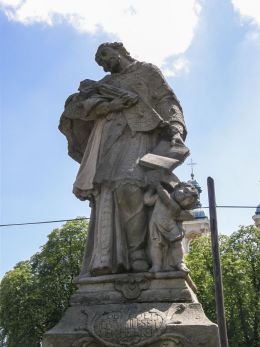 Przydrożna kapliczka z figurą św. Jana Nepomucena. Bielsko-Biała, powiat bielski.
