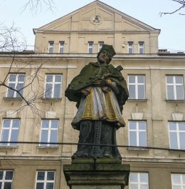 Przydrożna kapliczka z barokową figurą św. Jana Nepomucena. Bielsko-Biała, powiat bielski.