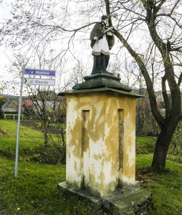 Przydrożna kapliczka z figurą św. Jana Nepomucena. Leszna Górna, gmina Goleszów, powiat cieszyński.