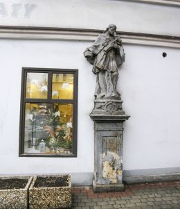 Przydrożna kapliczka z barokową figurą św. Jana Nepomucena. Cieszyn, powiat cieszyński.