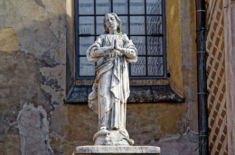 Figura święta na cokole. Częstochowa, powiat częstochowa, woj. Śląskie.