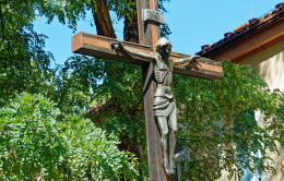 Figura Jezusa na krzyżu stojącym obok kościoła pw. Najświętszego Imienia Maryi. Częstochowa, powiat częstochowa, woj. Śląskie.