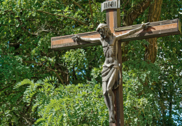 Figura Jezusa na krzyżu obok kościoła pw. Najświętszego Imienia Maryi. Częstochowa, powiat częstochowa, woj. Śląskie.