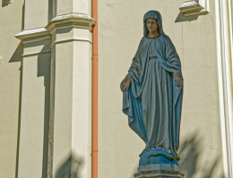 Figura Matki Bożej obok kościoła pw. Najświętszego Imienia Maryi. Częstochowa, powiat częstochowa, woj. Śląskie.