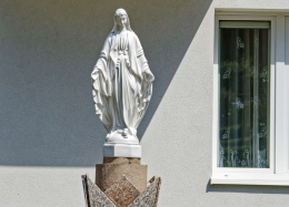 Figura Matki Bożej na kolumnie. Częstochowa, powiat częstochowa, woj. Śląskie.