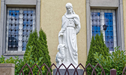 Figura Chrystusa obok klasztoru Sióstr Karmelitanek Bosych. Częstochowa, powiat częstochowa, woj. Śląskie.