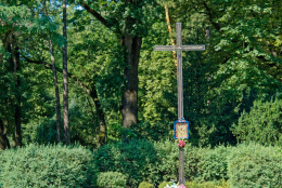 Krzyż przy ulicy Księdza Jerzego Popiełuszki. Częstochowa, powiat częstochowa, woj. Śląskie.