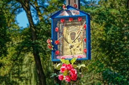 Kapliczka na krzyżu przydrożnym. Częstochowa, powiat częstochowa, woj. Śląskie.