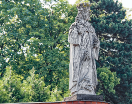 Figura święta obok wejścia do Jasnej Góry. Częstochowa, powiat częstochowa, woj. Śląskie.