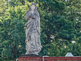 Figura święta obok wejścia do Jasnej Góry. Częstochowa, powiat częstochowa, woj. Śląskie.