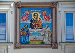 Kapliczka na budynku Jasnogórskiego Centrum Informacji. Częstochowa, powiat częstochowa, woj. Śląskie.