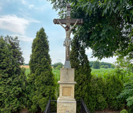 Krzyż drewniany na murowanym postumencie. Skrzyżowanie Rolników i Granicznej. Przyszowice, gmina Gierałtowice, powiat gliwicki, woj. Śląskie.