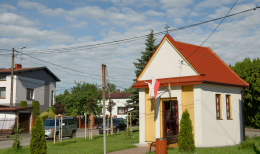 Przydrożna kapliczka domkowa, murowana. Rozwidlenie Jana Długosza i Ogrójcowej. Kłobuck, powiat kłobucki, woj. Śląskie.