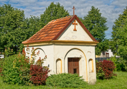 Przydrożna kapliczka domkowa, murowana, stojąca przy ulicy Jana Długosza. Kłobuck, powiat kłobucki, woj. Śląskie.