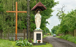 Figura Matki Bożej na cokole. Fundator Władysław Pawłowski. 1995 r. Kłobuck, powiat kłobucki, woj. Śląskie.