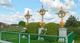 Przydrożne krzyże metalowe na kamiennym postumencie stojące na rozstaju dróg. Ostrowy nad Okszą, gmina Miedźno, powiat kłobucki, woj. Śląskie.