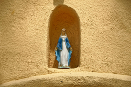 Figura matki Bożej na szczycie kapliczki domkowej. Ostrowy nad Okszą, gmina Miedźno, powiat kłobucki, woj. Śląskie.