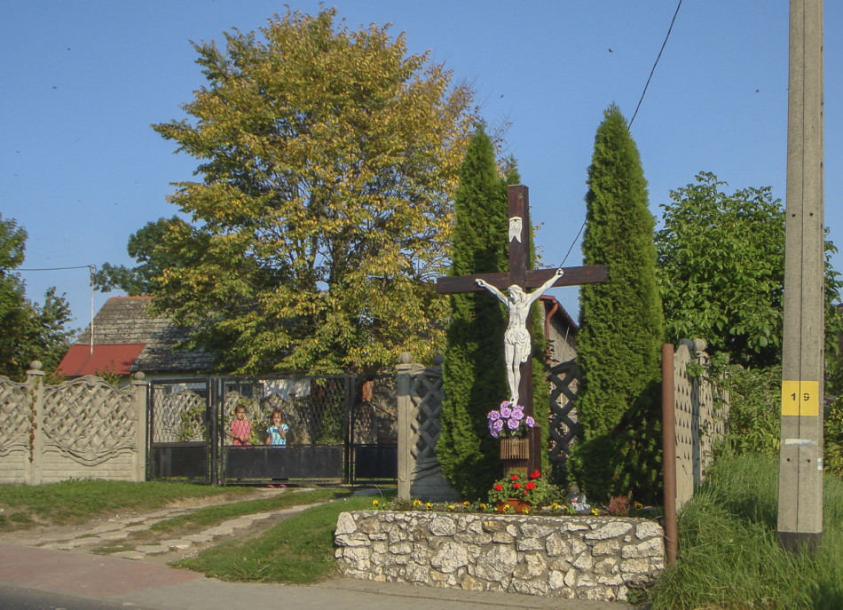 Krzyż przydrożny stojący przy ul. J. Lompy. Ufundowany w 1921 roku przez pana Kalke z wdzięczności za szczęśliwe przeżycie Powstania Śląskiego. Lubsza, gmina Woźniki, powiat lubliniecki.