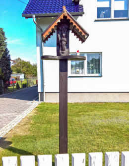 Przydrożna drewniana kapliczka na słupku, ul. Wolności 30. Boronów, powiat lubliniecki.