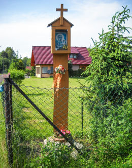 Przydrożna drewniana kapliczka skrzynkowa na słupku. Gostyń, gmina Wyry, powiat mikołowski.
