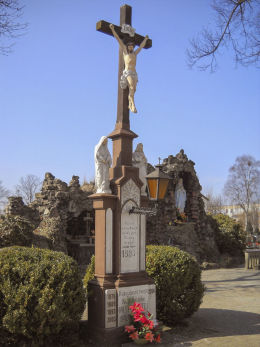 Krzyż kamienny z 1893 r. stojący obok kościoła pw. kościoła Matki Boskiej Królowej Różańca Świętego. Łaziska Górne, powiat mikołowski.