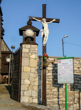 Krzyż przy zabytkowym kościele św. Apostołów Piotra i Pawła. Mikołów, Paniowy, powiat mikołowski.