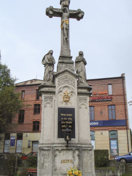 Krzyż z 1895 na stojący na placu Karpeckiego. Fundatorzy: Franz Kozak i Adalbert Mokierski. Mikołów, powiat mikołowski.