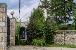 Krzyż przy kościele św. Apostołów Piotra i Pawła, ul.Staromiejska 95. Mikołów, Paniowy, powiat mikołowski.