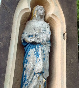 Fragment krzyża przydrożnego z figurą Matki Bożej. Mikołów, powiat mikołowski, woj. Śląskie.