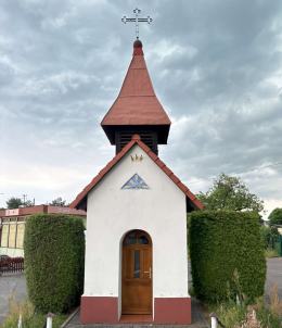 Przydrożna kapliczka domkowa, murowana, ul.Jesionowa. Mikołów, powiat mikołowski, woj. Śląskie.